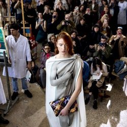 Modelo con vestido túnica en el desfile otoño/invierno 2020-2021 de Moisés Nieto