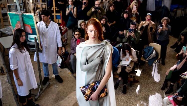 Modelo con vestido túnica en el desfile otoño/invierno 2020-2021 de Moisés Nieto
