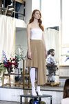 Modelo con vestido camisón blanco con falda de tablas asimétrica el desfile otoño/invierno 2020-2021 de Moisés Nieto