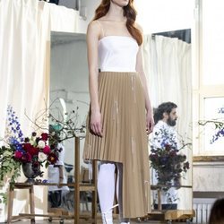 Modelo con vestido camisón blanco con falda de tablas asimétrica el desfile otoño/invierno 2020-2021 de Moisés Nieto
