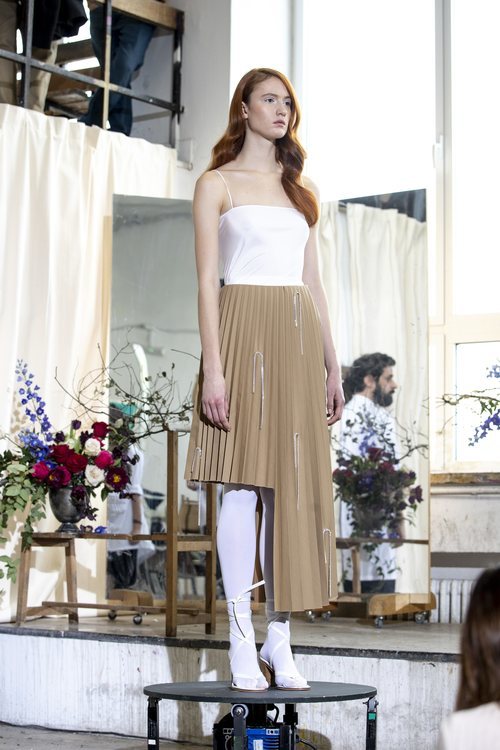 Modelo con vestido camisón blanco con falda de tablas asimétrica el desfile otoño/invierno 2020-2021 de Moisés Nieto