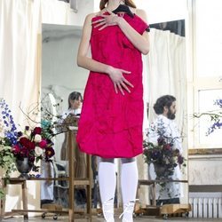 Modelo con vestido de volantes rosa fucsia en el desfile otoño/invierno 2020-2021 de Moisés Nieto