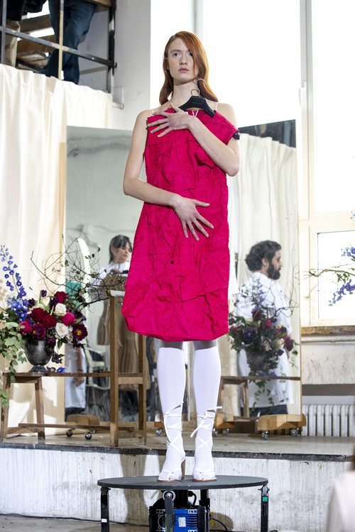 Modelo con vestido de volantes rosa fucsia en el desfile otoño/invierno 2020-2021 de Moisés Nieto