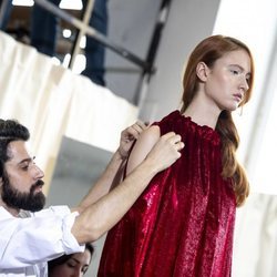 Moisés Nieto colocando un vestido recto de terciopelo granate en el defile otoño/invierno 2020-2021