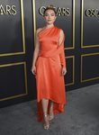 Florence Pugh con vestido naranja de satén durante el almuerzo con los nominados a los Premios Oscar 2020 en Los Ángeles