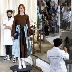 Sobrefalda abierta sobre vestido marrón en el desfile otoño/invierno 2020-2021 de Moisés Nieto