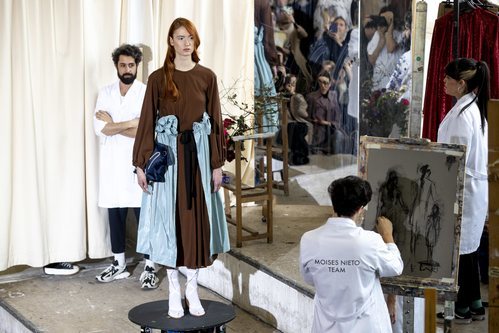Sobrefalda abierta sobre vestido marrón en el desfile otoño/invierno 2020-2021 de Moisés Nieto
