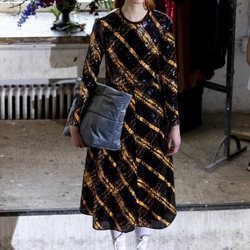 Vestido de lentejuelas en el desfile otoño/invierno 2020-2021 de Moisés Nieto