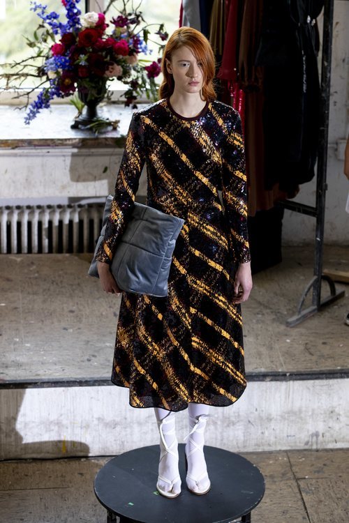 Vestido de lentejuelas en el desfile otoño/invierno 2020-2021 de Moisés Nieto