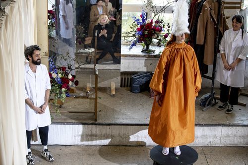 Modelo con abrigo bombacho en el desfile otoño/invierno 2020-2021 de Moisés Nieto
