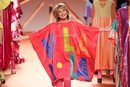 Mila Ximénez con un vestido poncho en el desfile otoño/invierno 2020-2021 de Ágatha Ruiz de la Prada