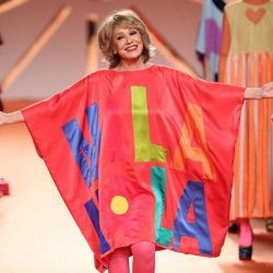 Mila Ximénez con un vestido poncho en el desfile otoño/invierno 2020-2021 de Ágatha Ruiz de la Prada