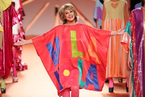 Mila Ximénez con un vestido poncho en el desfile otoño/invierno 2020-2021 de Ágatha Ruiz de la Prada