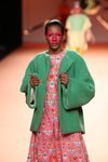 Vestido con estampado de corazones y abrigo peluche verde en el desfile otoño/invierno 2020-2021 de Ágatha Ruiz de la Prada