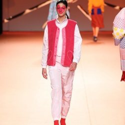 Chandal de nylon y chaleco peluche en el desfile otoño/invierno 2020-2021 de Ágatha Ruiz de la Prada