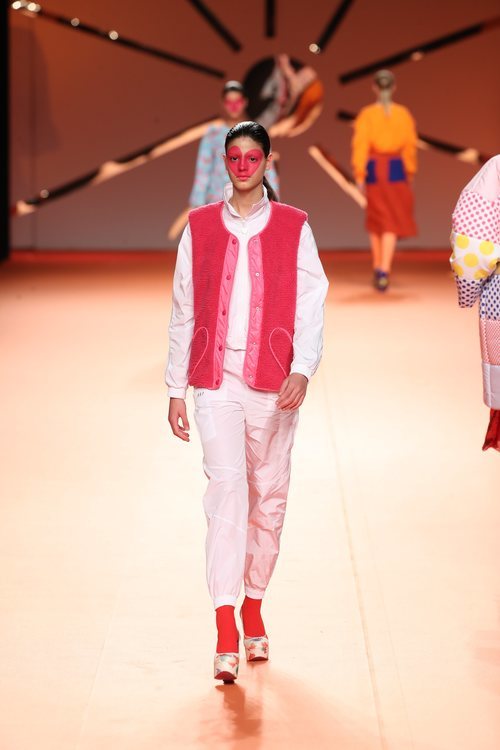 Chandal de nylon y chaleco peluche en el desfile otoño/invierno 2020-2021 de Ágatha Ruiz de la Prada