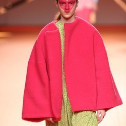 Vestido amarillo con lunares azules y abrigo de peluche en el desfile otoño/invierno 2020-2021 de Ágatha Ruiz de la Prada
