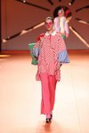 Camisa de rayas diplomáticas y pantalón campana en el desfile otoño/invierno 2020-2021 de Ágatha Ruiz de la Prada