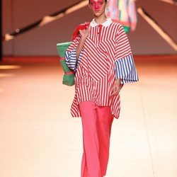 Camisa de rayas diplomáticas y pantalón campana en el desfile otoño/invierno 2020-2021 de Ágatha Ruiz de la Prada