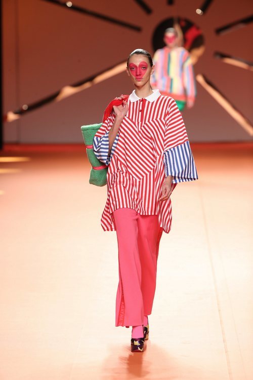 Camisa de rayas diplomáticas y pantalón campana en el desfile otoño/invierno 2020-2021 de Ágatha Ruiz de la Prada