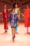 Alejandra Rubio con jersey oversize con su nombre en el desfile otoño/invierno 2020-2021 de Ágatha Ruiz de la Prada