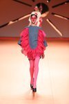 Mini vestido vaquero con volante rosa en el desfile otoño/invierno 2020-2021 de Ágatha Ruiz de la Prada