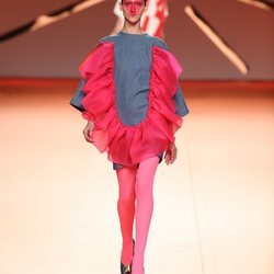 Mini vestido vaquero con volante rosa en el desfile otoño/invierno 2020-2021 de Ágatha Ruiz de la Prada