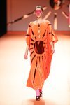 Vestido túnica naranja con estampado de sol en el desfile otoño/invierno 2020-2021 de Ágatha Ruiz de la Prada