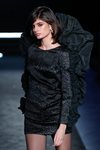 Little Black Dress con detalle de volante en el desfile otoño/invierno 2020-2021 de Pedro del Hierro