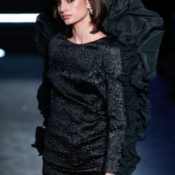 Little Black Dress con detalle de volante en el desfile otoño/invierno 2020-2021 de Pedro del Hierro