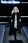 Vestido satinado en tonos tierra con abrigo estilo capa en el desfile otoño/invierno 2020-2021 de Pedro del Hierro