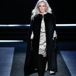 Vestido satinado en tonos tierra con abrigo estilo capa en el desfile otoño/invierno 2020-2021 de Pedro del Hierro