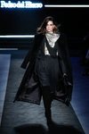 Traje de rayas diplomáticas y abrigo largo en el desfile otoño/invierno 2020-2021 de Pedro del Hierro