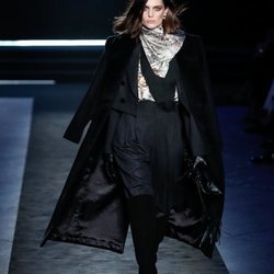 Traje de rayas diplomáticas y abrigo largo en el desfile otoño/invierno 2020-2021 de Pedro del Hierro