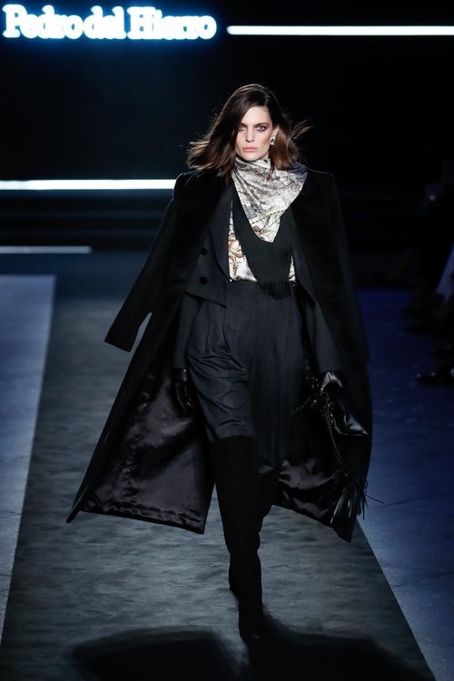 Traje de rayas diplomáticas y abrigo largo en el desfile otoño/invierno 2020-2021 de Pedro del Hierro