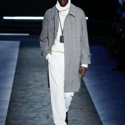 Jersey cuello alto, pantalón fluido y abrigo tres cuartos en el desfile otoño/invierno 2020-2021 de Pedro del Hierro