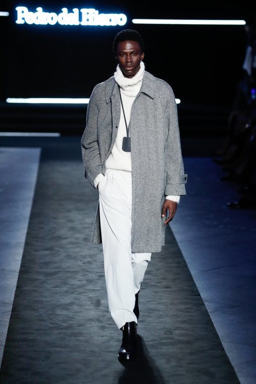 Jersey cuello alto, pantalón fluido y abrigo tres cuartos en el desfile otoño/invierno 2020-2021 de Pedro del Hierro