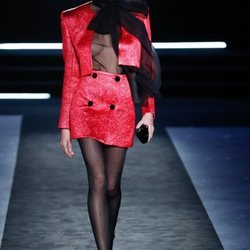 Dos piezas con americana corta y mini falda en tejido brillante rojo en el desfile otoño/invierno 2020-2021 de Pedro del Hierro