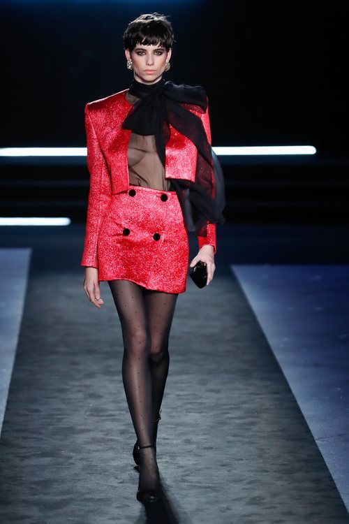 Dos piezas con americana corta y mini falda en tejido brillante rojo en el desfile otoño/invierno 2020-2021 de Pedro del Hierro