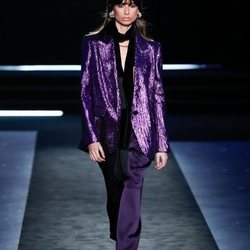 Total look violeta con americana de rayón y pantalón recto en seda en el desfile otoño/invierno 2020-2021 de Pedro del Hierro