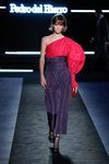 Dos piezas con top asimétrico y pantalón palazzo alto en el desfile otoño/invierno 2020-2021 de Pedro del Hierro