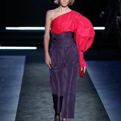 Dos piezas con top asimétrico y pantalón palazzo alto en el desfile otoño/invierno 2020-2021 de Pedro del Hierro
