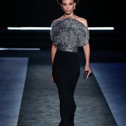 Vestido de noche largo efecto dos piezas en el desfile otoño/invierno 2020-2021 de Pedro del Hierro