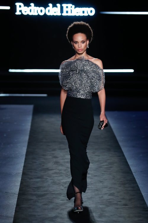 Vestido de noche largo efecto dos piezas en el desfile otoño/invierno 2020-2021 de Pedro del Hierro