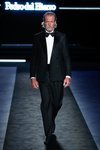 Esmoquin negro brillante en el desfile otoño/invierno 2020-2021 de Pedro del Hierro