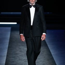Esmoquin negro brillante en el desfile otoño/invierno 2020-2021 de Pedro del Hierro