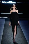 Vestido de noche en terciopelo negro en el desfile otoño/invierno 2020-2021 de Pedro del Hierro