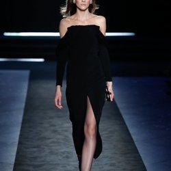 Vestido de noche en terciopelo negro en el desfile otoño/invierno 2020-2021 de Pedro del Hierro