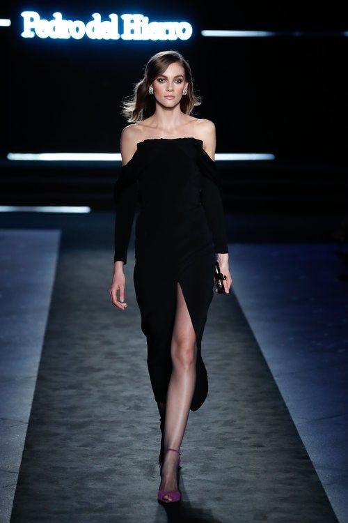 Vestido de noche en terciopelo negro en el desfile otoño/invierno 2020-2021 de Pedro del Hierro