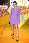Ashley James con un vestido estilo blazer lila en la Premiere de la película 'Birds of prey' en Londres